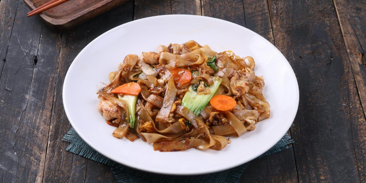 Pad See Ew Recipe (Thai Stir-Fried Wide Rice Noodles)